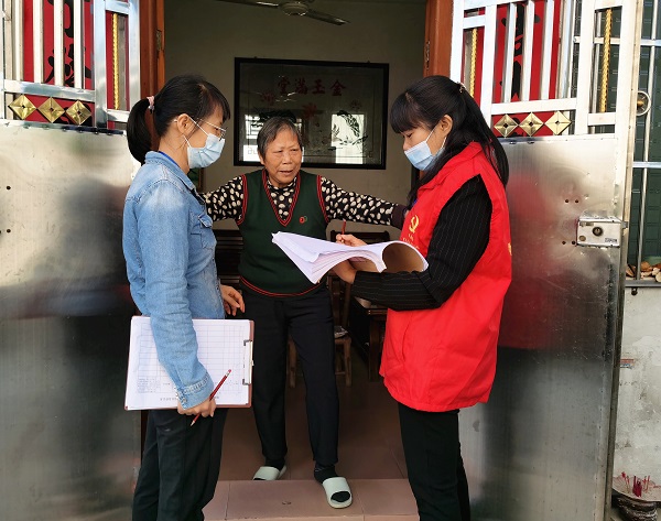 圖4為紀(jì)檢監(jiān)察女干部春節(jié)前后到都城鎮(zhèn)城南社區(qū)，開(kāi)展疫情防控排查登記工作。1.jpg