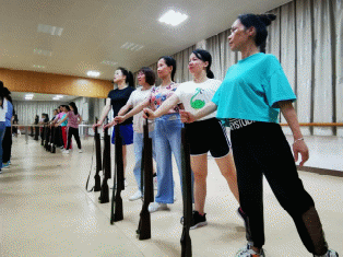 53期）郁南：打造紅色經(jīng)典文化精品，推進革命歷史舞臺劇《桂河之春》排演工作_4