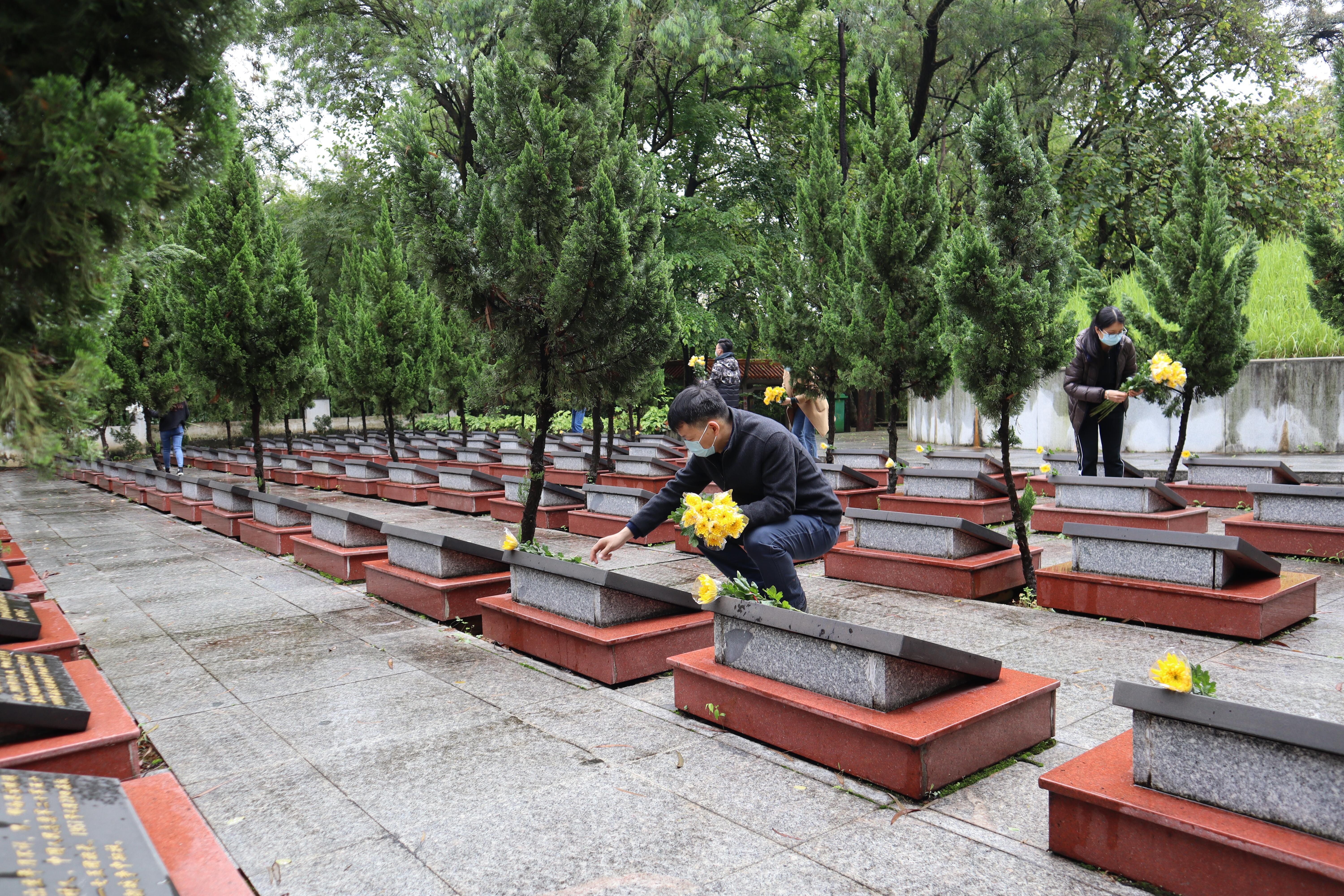 2022年郁南縣開展“我們的節(jié)日·清明”緬懷先烈祭掃活動_2