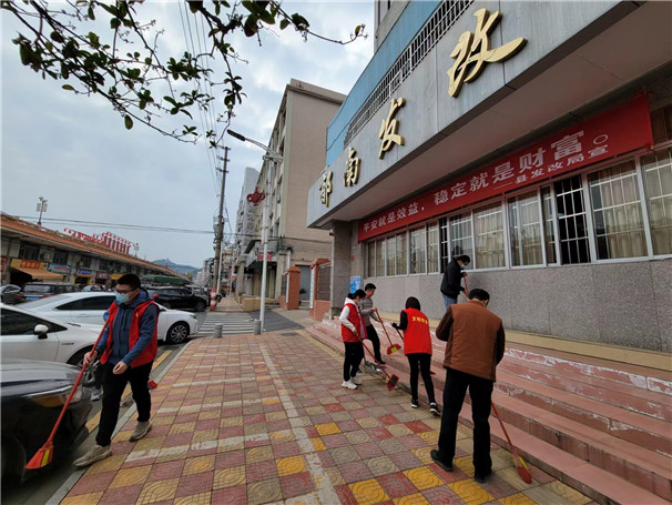 2022年1月21日縣發(fā)改局開(kāi)展愛(ài)國(guó)衛(wèi)生清潔大行動(dòng)  活動(dòng)地點(diǎn)：縣發(fā)改局辦公樓前面責(zé)任路段  2.jpg