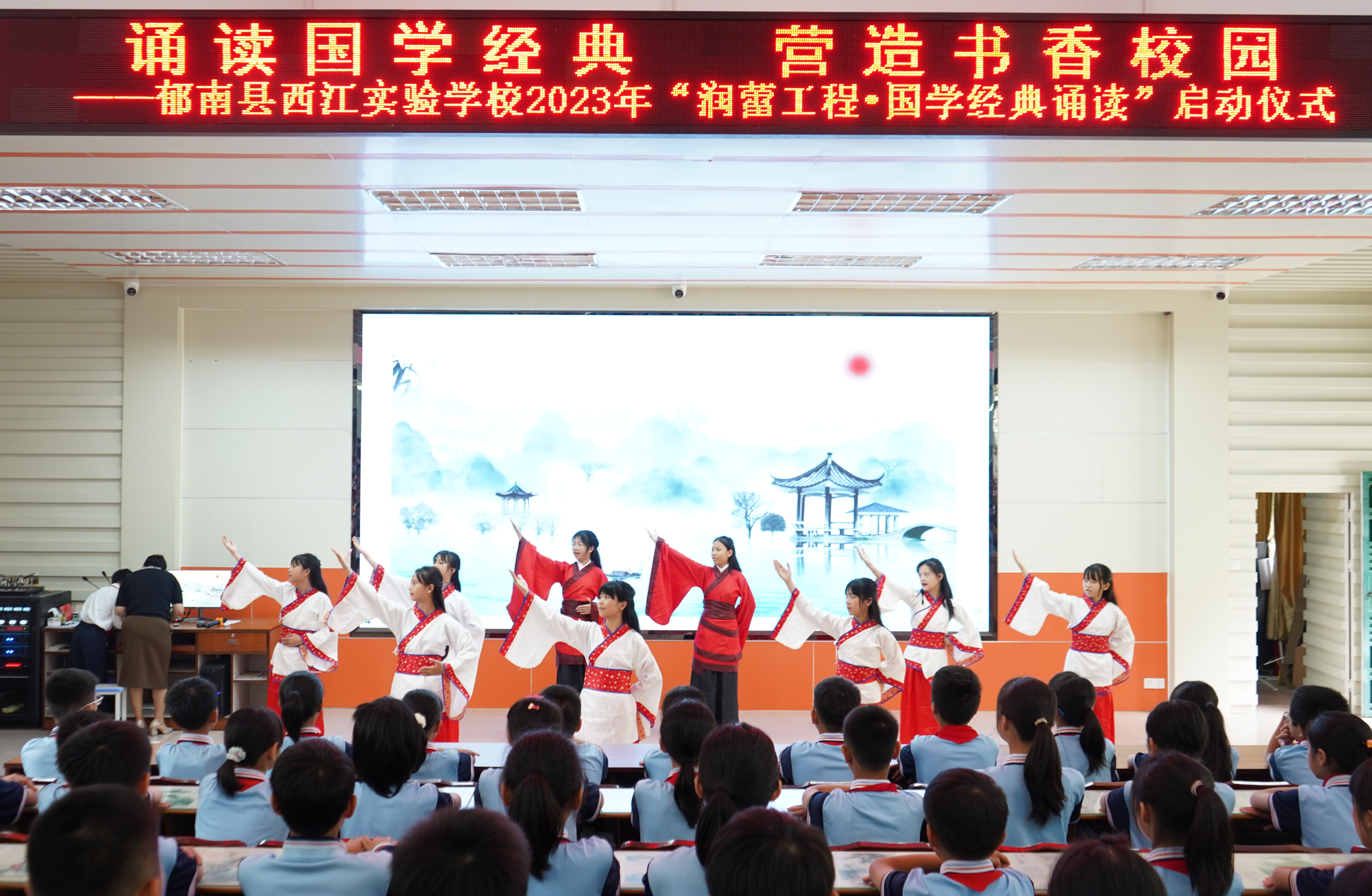 五（3）班誦讀《游子吟》等古詩(shī).jpg