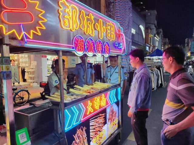 11.6縣市場監(jiān)管局:夜市肉制品專項檢查守護(hù)“舌尖安全3.jpg