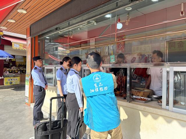 11.14聯合郁南縣公安局開展肉制品和食用農產品專項執(zhí)法抽檢2.jpg