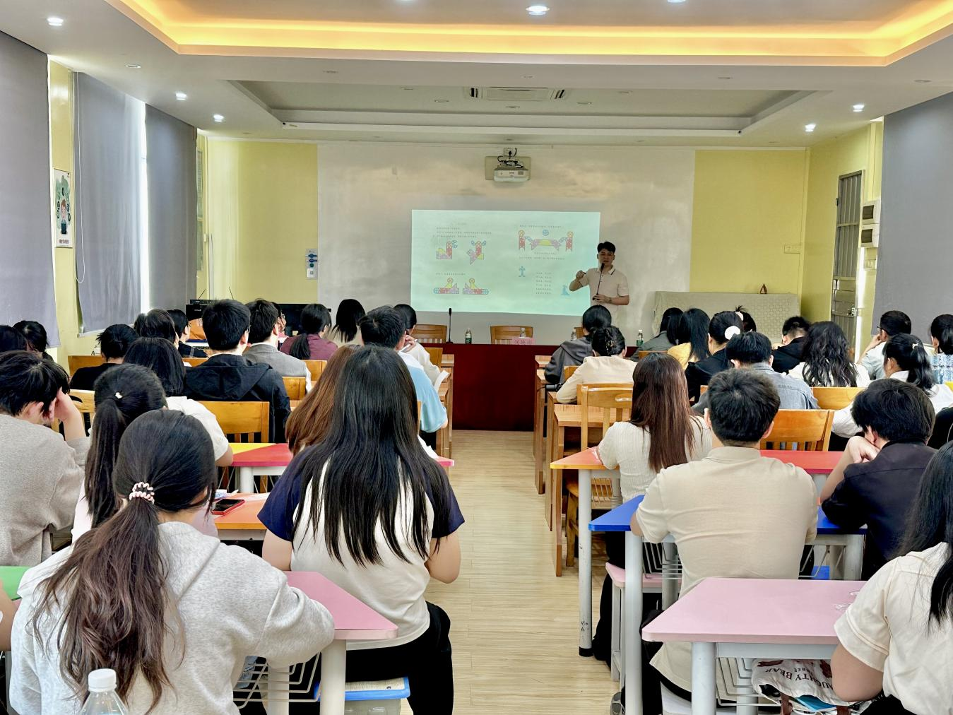 七巧啟智，共促科技教育——云浮市第五屆青少年科技七巧板創(chuàng)意制作競(jìng)賽教師培訓(xùn)班（郁南站）在都城鎮(zhèn)錦江小學(xué)舉辦1.png