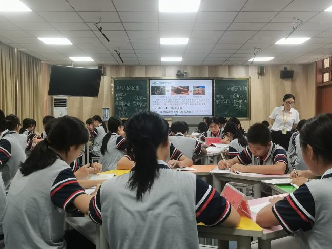 “融”鄉(xiāng)土之韻 “育”思政之花——云浮市初中思政課優(yōu)秀教學(xué)課例展示(郁南場(chǎng)次)暨鄉(xiāng)士資源融入教學(xué)專(zhuān)題培訓(xùn)活動(dòng)圓滿(mǎn)舉行3.png