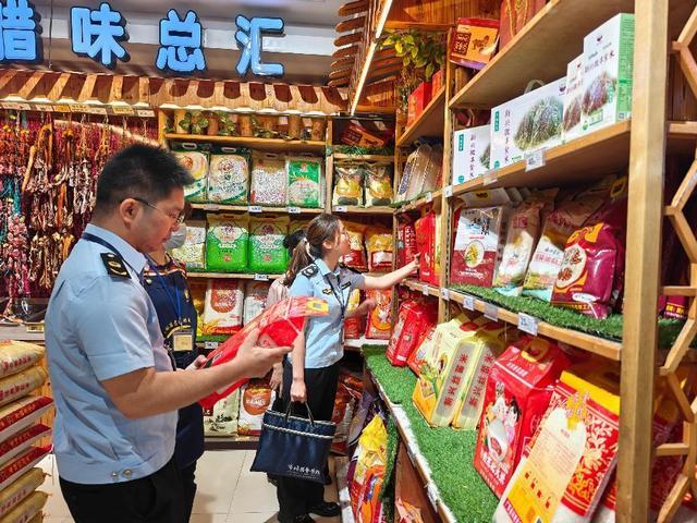 5.30，郁南縣市場(chǎng)監(jiān)督管理局開展2025年專業(yè)市場(chǎng)等重點(diǎn)領(lǐng)域知識(shí)產(chǎn)權(quán)保護(hù)專項(xiàng)行動(dòng)照片1.jpg