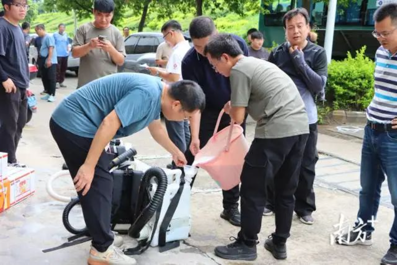 新興、云城、云安三個縣區(qū)組織力量前往郁南，支援防滅蚊行動。   張健珍 攝