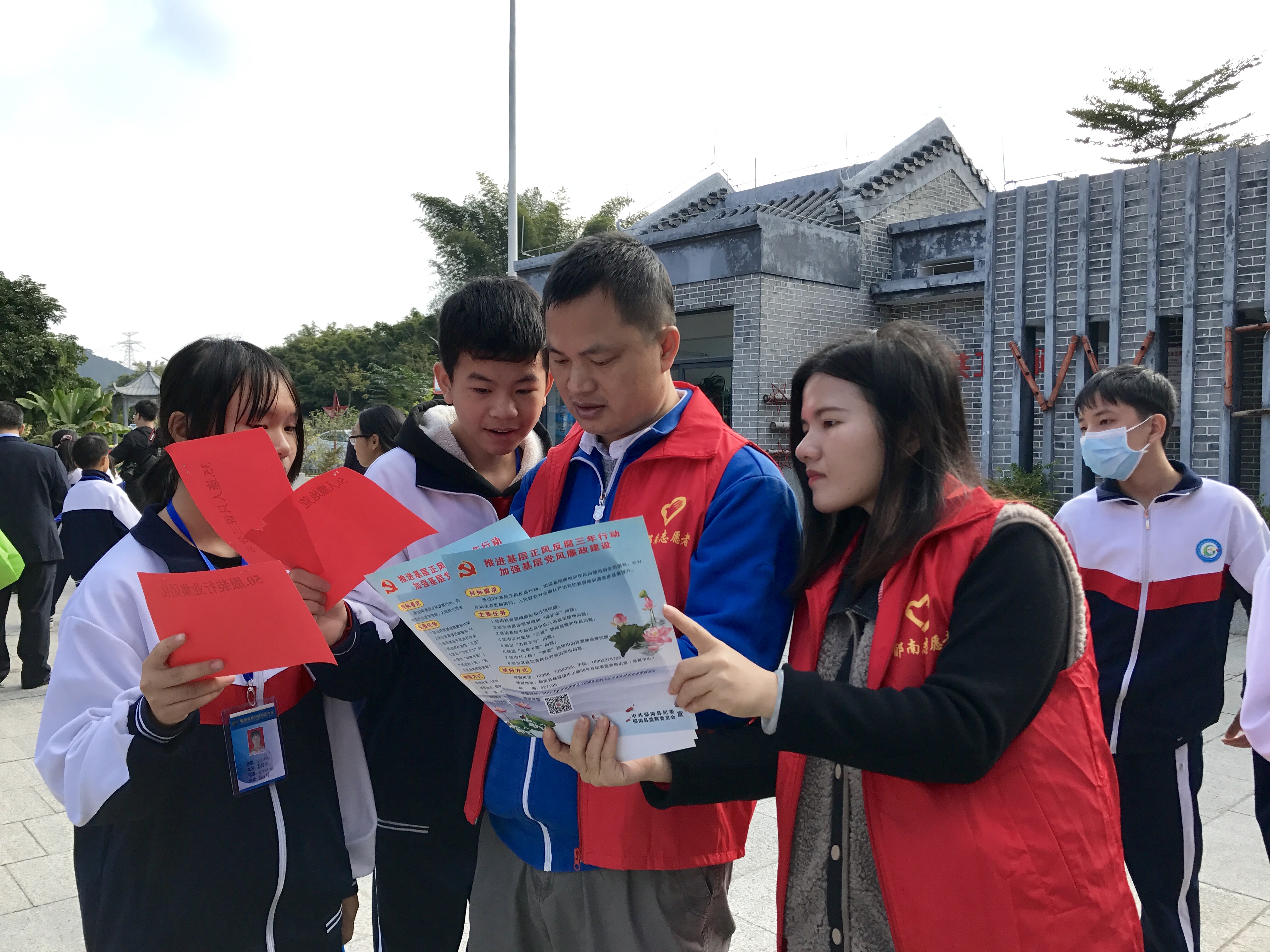 【南粵紀檢人 鏡頭】云浮市郁南縣紀委監(jiān)委:將憲法宣傳結(jié)合反腐倡廉宣傳 為中學生上生動的“廉潔課”3.jpg